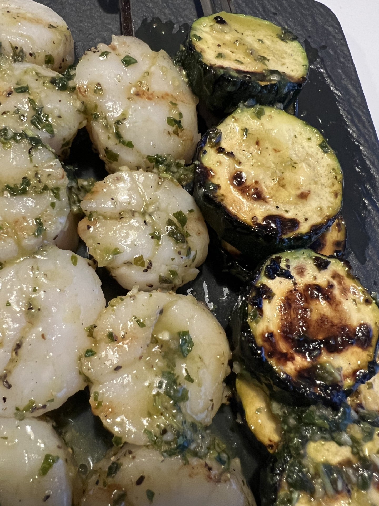 Grilluð hörpuskel og kúrbítur